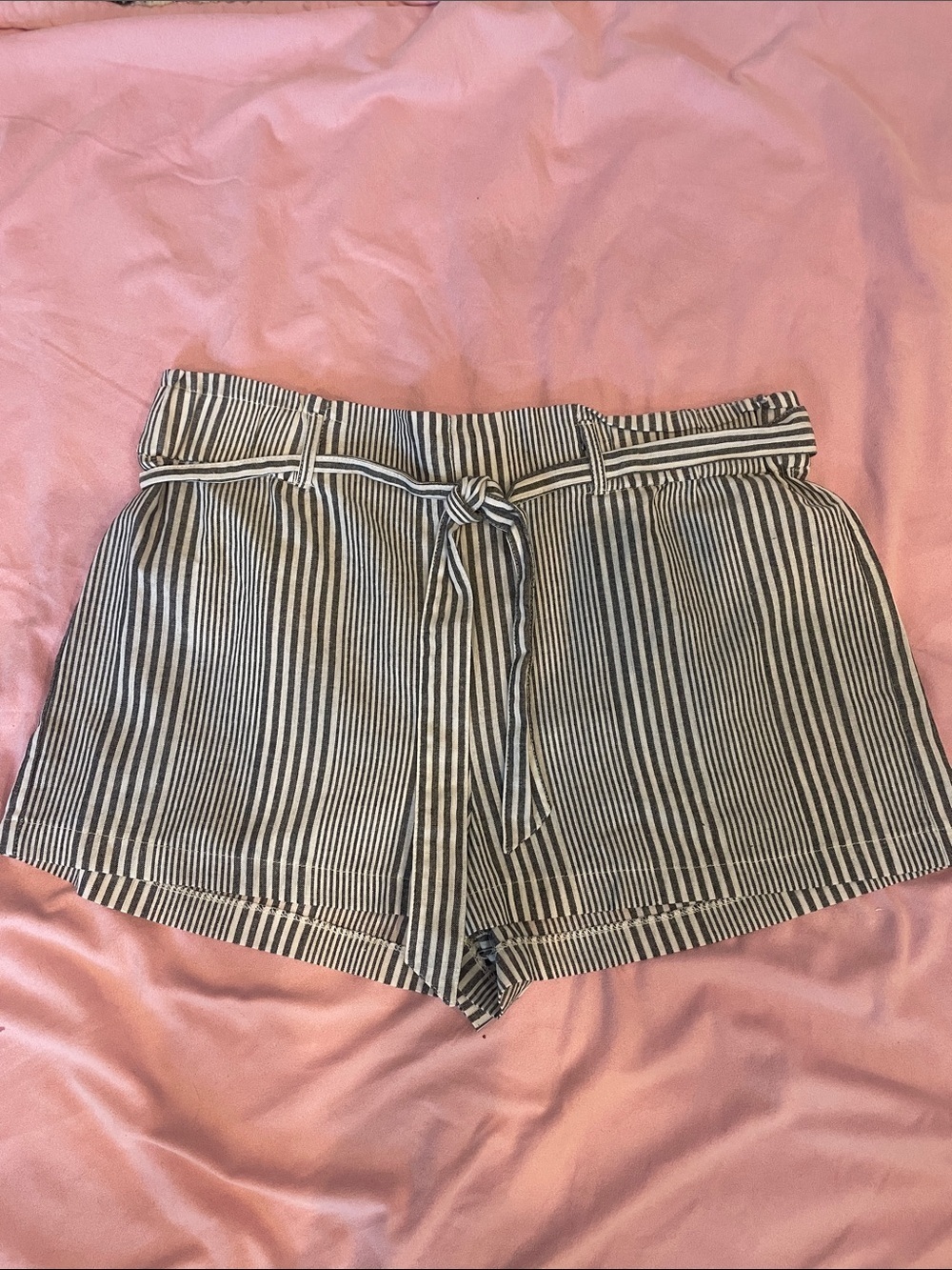 Striped High-Waist Tie Belt Women's Shorts - grey and White